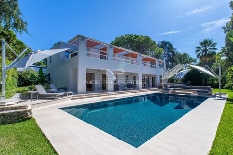 SAINT JEAN CAP FERRAT : A few minutes from the Grand Hotel du Cap and the lighthouse, in the heart of a luxuriant environment, a luxurious modern villa of 450sqm on a property close to 2000sqm. Built on 2 main levels, it offers a lovely entry way, la...