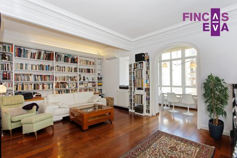 Fincas Eva présente cet appartement luxueux, fonctionnel et élégant au troisième étage d un immeuble classique de 1933, entièrement rénové et prêt à emménager, dans un emplacement imbattable. La distribution est en 2 zones. Zone jour: avec cuisine éq...