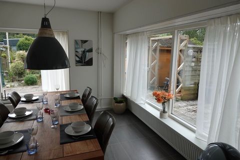 Übernachten Sie in diesem angenehmen Ferienhaus in großartiger Lage, nahe dem Oosteruine-See und der Nordsee. Die Unterkunft ist mit allen Annehmlichkeiten ausgestattet und ist ideal für einen Familienurlaub. Die Oosteruine more ist nur wenige Schrit...