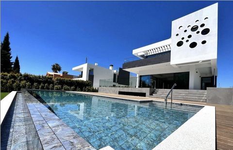 The 5-bedroom villa is a new contemporary project with a unique design, located on a privileged front-line golf plot in a quiet residential neighborhood of Vilamoura. The property is divided into three levels, offering an open view of the golf course...