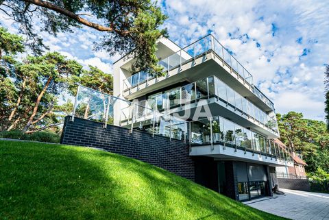 Residence with a total usable area of 340m2 plus terraces of 160m2 with a garage of 40m2, situated on a plot of 802m2. With a magnificent fairy-tale view stretching north to the sea.Modern architecture with a well-planned practical interior finished ...