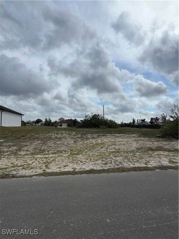 This prime residential lot at 913 NE Juanita Place, Cape Coral, FL, presents an incredible opportunity to build your dream home in one of Southwest Florida’s fastest-growing cities. Located in a peaceful and developing neighborhood, this vacant lot o...