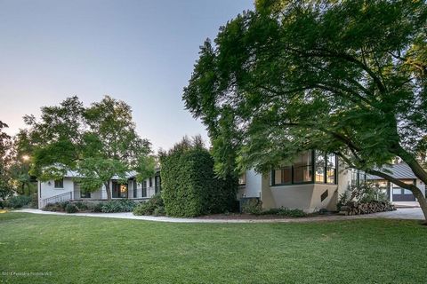 Located in Pasadena's most desirable Oak Knoll neighborhood directly across from the prestigious Langham Huntington Hotel, this sprawling one-story home was designed in 1913 by renowned architect Myron Hunt. Beautifully restored & updated, this estat...