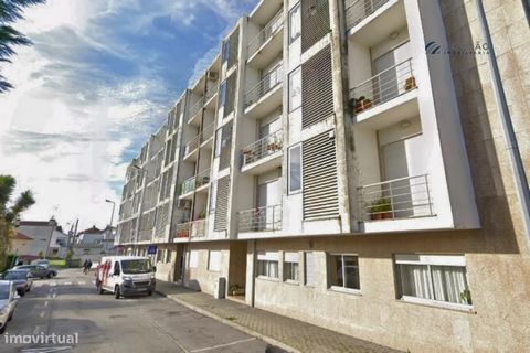 Apartamento T2 para investimento em zona residencial de fácil acesso, Rebordosa, Paredes, distrito do Porto.  Apartamento com duas frentes com área total de 85m2 localizado próximo a comércio, serviços e escolas.  Constituído por:  -  Hall de entrada...