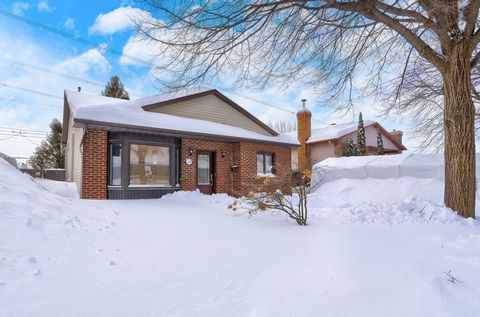 Very nice property, bright with its cathedral ceilings. Good size house that has 3 bedrooms upstairs, 2 bathrooms and hardwood floors. You will be surprised by the large fenced yard, a rarity in Montreal. A visit is a must! -Close to services: public...