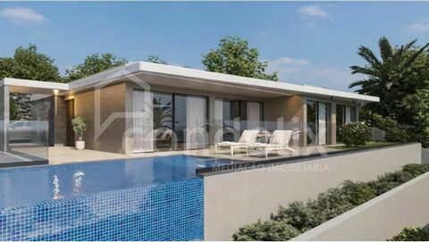 Moradia T3 com Piscina Está à procura do lar perfeito no Funchal? Esta fantástica moradia T3 é a oportunidade que não pode perder! Com uma localização privilegiada, esta casa oferece o equilíbrio ideal entre conforto, elegância e funcionalidade. Apro...