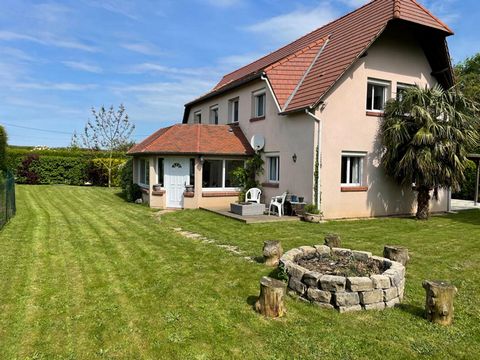 A proximité de la vallée de la Risle, cette grande maison de 1997 offrant une vie de plain-pied est édifiée sur un beau jardin clos, plat et arboré de 1118 m², sans vis à vis et sans être isolé, au calme. Composée au rez de chaussée d'une belle véran...