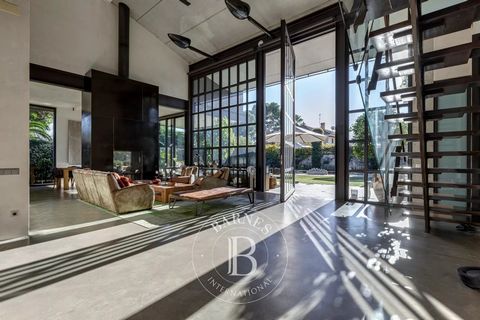 La sorprendente tettonica e il design cinetico del celebre architetto Tom Kundig hanno fatto il loro debutto europeo su un terreno privato di 1193 m², a pochi isolati dallo scintillante Mediterraneo, nella tranquilla cittadina di Sitges, a soli trent...