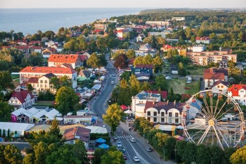 Eine Ferienanlage in ruhiger Lage, in einem eingezäunten und gepflegten Gelände. Hier können sich die Gäste auf hervorragende Erholungsbedingungen verlassen. Einstöckige Ferienhäuser, jedes verfügt über eine überdachte Terrasse mit Gartenmöbeln und G...