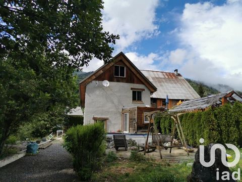 iad France - Romane Grêlé vous propose: Dans un cadre naturel préservé, ce magnifique gîte offre un véritable havre de paix, loin de l’agitation urbaine. Avec une surface totale de 300 m² dont 264m² habitable et une capacité d’accueil répartie sur 7 ...