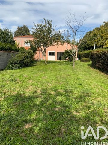 iad France - David Couturier vous propose: **Opportunité à saisir - Maison de 4 pièces, 3 chambres à La Roche-sur-Yon** Située dans un quartier paisible de La Roche-sur-Yon, cette charmante maison de 4 pièces offre un cadre de vie idéal pour une fami...