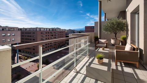 Nous vous présentons un appartement traversant , très lumineux au septième et dernier étage d'une résidence sécurisée , de standing , avec ascenseur . Aux portes de l'hyper centre ville de Perpignan , cet appartement se situe à l'Espace Méditerranée ...