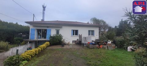 VILLA PLAIN-PIED AVEC JARDIN T5 Venez décrouvrir cette magnifique villa plain-pied de 107m² avec jardin clos d'environ 2500 m² arboré et garage en sous-sol. Elle se compose d'une jolie pièce de vie lumineuse avec insert, une cuisine aménagée et équip...