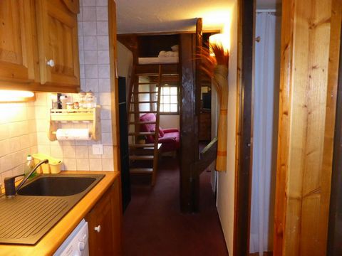 The residence Bionnassay is located 900 m from the skilift, in the Chavants area, 2.5 km from the village center and 3 km from the train station. You will enjoy the garden of the residence and apreciate the private car park. This residence doesn't ge...