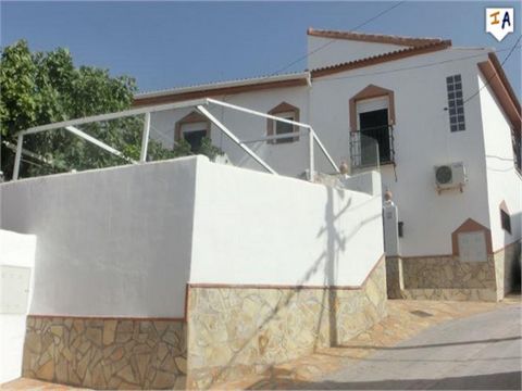 This spacious 188m2 build well presented Townhouse is situated in a sought after area of the traditional sunny Spanish town of Tozar, only a 30 minute drive to Granada, and boasts a large private front shaded patio for alfresco dining and enjoying th...