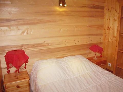 The Chalet CBN01 is situated in the ski resort of Châtel, close to a forest. Ski slopes of the ski area of Les Portes du Soleil are at 1km. You can use the free shuttle to go the slopes. Centre of the resort, as well as main shops and services are at...