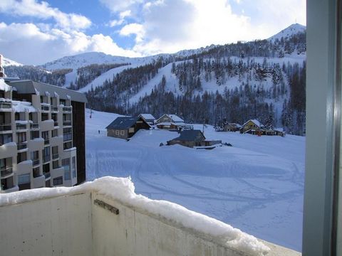 The Residence Le Vermeil is situated on the Snow Front building, at the foot of the slopes, just near the shopping hall, and of the main resort activities of Isola 2000. Surface area : about 28 m². 2nd floor. Orientation : North. Living room with sof...