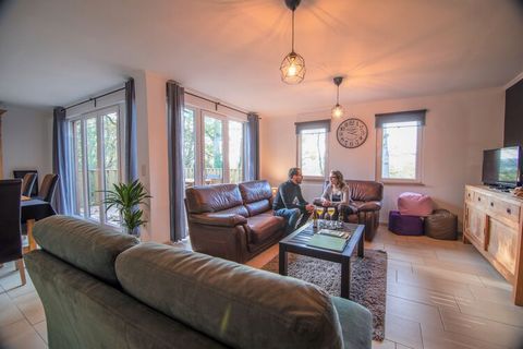 Welcome to Chant d'Oiseau. This pleasant holiday home in Durbuy, Belgium, has a garden and a terrace. With 3 bedrooms that can jointly accommodate 6 guests, it is ideal for a family holiday. The centre of Durbuy is 3 km away and you can discover all ...