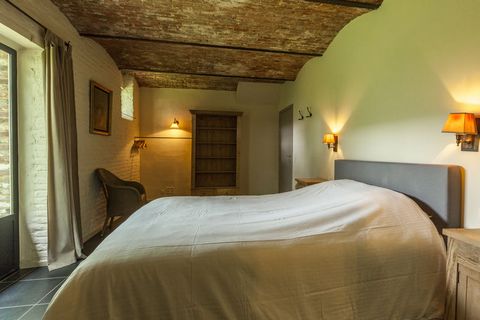 Verblijf in dit landelijke vakantiehuis in België dat is voorzien van een gedeelde sauna en een zwembad. Dankzij 5 slaapkamers kunnen er 12 gasten verblijven in deze accommodatie die ideaal is voor familievakanties. De omgeving rondom het vakantiehui...