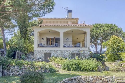 Villa with swimming pool and beautiful view of the sea. This villa has 4 bedrooms so that it can accommodate a total of 8 people. The villa is ideal for sun holidays with larger families. The holiday villa is within walking distance of the beach of A...