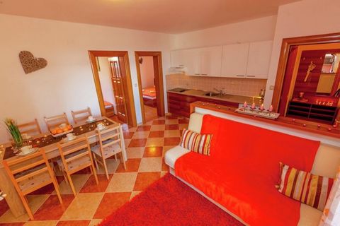 Situada en la casa de campo, esta habitación de un dormitorio se queda en Croacia. El apartamento es ideal para parejas, viajeros en solitario o un grupo de 3 y cuenta con una terraza privada y una piscina para que se relaje. La propiedad se encuentr...
