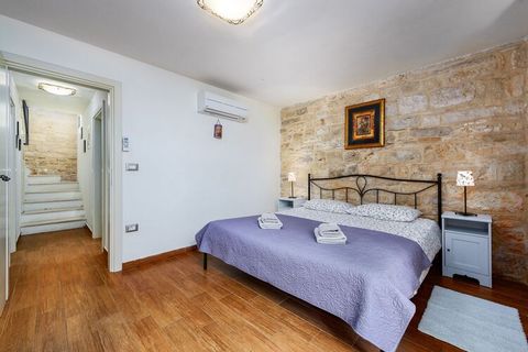 Cette maison de vacances se trouve à la campagne de Tinjan dans la centrale d'Istrie. La maison de vacances peut accueillir 6 personnes dans 2 chambres spacieuses. C'est un endroit charmant pour des vacances avec des amis et de la famille. La région ...