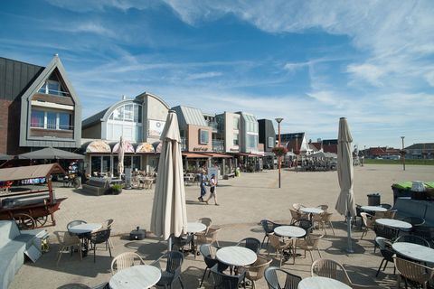 6km od wybrzeża Morza Północnego, obiekt (150m2) w autentycznym stylu północnej Holandii, z ładnymi widokami na pola. To nowocześnie urządzone, przytulne mieszkanie łączy pobyt w wiejskim otoczeniu z wieloma możliwościami oferowanymi przez plaże Morz...