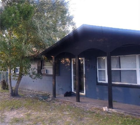 Great investment home in the city of Orlando. Home has 3 bedrooms, kitchen, living room and attached carport. With an obvious up-trend & property values growing in this area; it's a great opportunity for first time buyers or investors. Property needs...