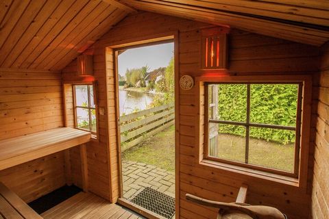 Ten komfortowy dom wakacyjny z 6 sypialniami znajduje się w pięknej posiadłości wiejskiej w Zeewolde, Flevoland. Bardzo odpowiedni dla większej grupy. Na zewnątrz w domku ogrodowym znajduje się urocza, przestronna sauna z prysznicem na świeżym powiet...