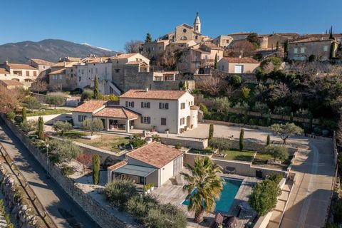 Contemporary villa of around 240 m2 built in 2009 with quality materials and fittings, on almost 2,000 m2 of land. Facing south-west, the house enjoys a breathtaking view over the entire valley to the Alpilles. On the ground floor, an entrance hall d...