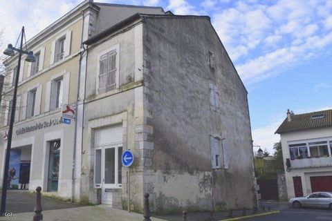 Building situated in the heart of the town centre of Ruffec, close to all the commerces. It comprises some premises (in a good condition) on the ground floor and an appartment to renovate completely over. In details, this building offers on the groun...