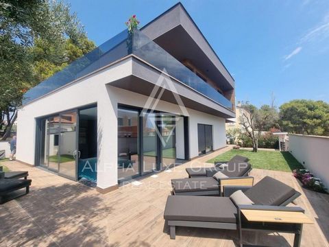 ALPHA LUXE GROUP is selling a modern house near the beach, Fažana, ISTRIA This modern house is located in Fažana, only 200 meters from the beach. Close to Pula and Brijuni National Park. It has a total area of 280 m2 and is located on a plot of 450 m...