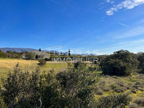 In Taulignan, on the heights, beautiful property offering panoramic views, on more than one hectare of land, composed of: - An entrance hall with cupboard opening onto more than 50 m2 of living room, kitchen, utility room, the sleeping area consists ...