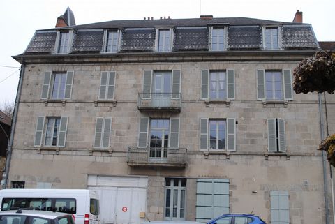 In a beautiful building of 7 condominium apartments, lot of 5 apartments for sale, 4 of which are currently rented. On the ground floor, a two-room apartment of 50 m2. and a large garage. On the 1st floor a four-room apartment of 96 m2. On the 2nd fl...