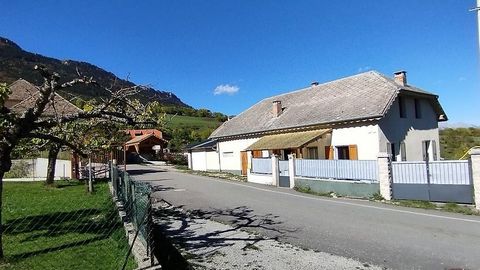 45 minutes from Grenoble and on the road to the holidays, a postcard view of the Trièves mountains for this pretty single-storey house with its outbuildings! Le Percy is a commune in the Isère department in southeastern France. Its territory, positio...