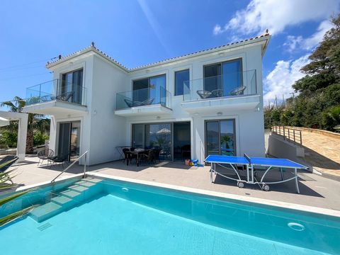 Deze prachtige villa aan het strand ligt aan de zuidelijke kustlijn van Zakynthos en kijkt uit over het eiland Cameo - een zeer beroemd en iconisch eilandje met kalm helder water en prachtige zonsondergangen.   Een open woonkamer met woonkeuken komt ...