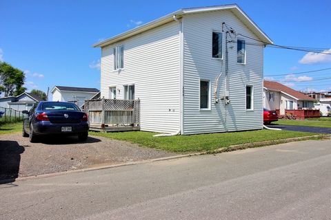 Rental building comprising 1 unit of 3.5 rooms on the second floor and 1 unit of 4.5 rooms on the ground floor. Annual revenue of $12900. Ideal for investors or owner-occupiers. INCLUSIONS -- EXCLUSIONS --