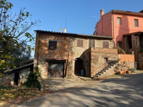 CITTA' DELLA PIEVE (PG), Moiano: Portion of stone and brick farmhouse of 240 sqm on two levels comprising: * Ground floor: 5 rooms used as storeroom, utility room and oven; * First floor: large kitchen with fireplace, three bedrooms and bathroom. The...