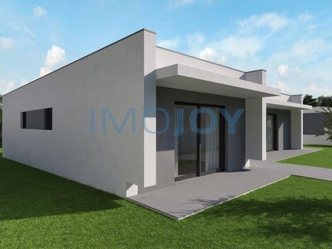 Ground floor villa of 4 fronts in an excellent location in Santa Maria da Feira. House located in condominium, in housing area of houses and surrounded by nature, where it stands out tranquility and clean air The villa is divided as follows: - Room 4...