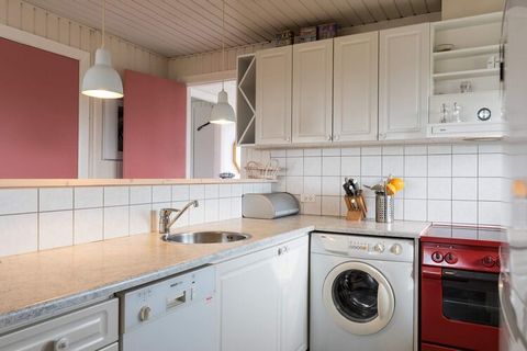 In einer Sackgasse ganz nahe am Strand in Rindby auf Fanö liegt dieses charmante, geräumige und gemütlich eingerichtete ältere Ferienhaus. Das Ferienhaus hat 2 Etagen und wunderbare abgeschirmte Terrassen. Im Erdgeschoss liegt die Küche in offener Ve...