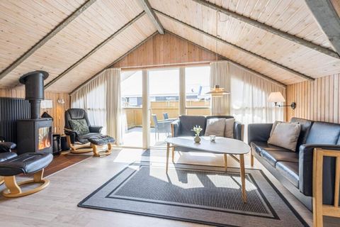 Encantadora cabaña de madera en Bjerregård ubicada con una vista del fiordo Ringkjøbing y muy cerca del Mar del Norte. La cocina luminosa con tragaluz y la sala de estar están en conexión abierta entre sí, donde también se encuentra la estufa de leña...