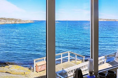 Merveilleux f.d. maison de pêcheur de 1905, soigneusement rénovée avec un emplacement fantastique à deux pas de la mer sur l'authentique Gullholmen. Ici, vous avez une vue panoramique de presque toutes les pièces de la maison et pouvez profiter de me...
