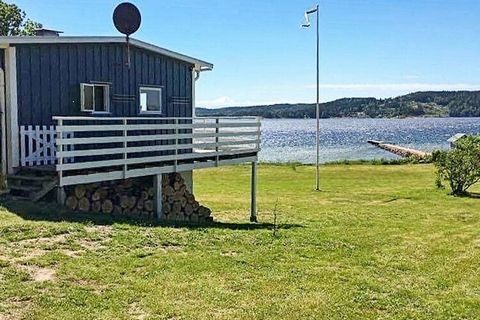 Welcome to this charming holiday home, set right by the seashore in Ljungskile, on the beautiful west coast. The holiday hme has it's own bathing dock by the beach which is only 30 metres away!This is a perfect holiday home for a big family or group ...