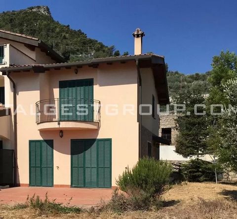 In SEGLIA in the town of Ventimiglia, just 10 minutes from the sea, between the Border and Ventimiglia, very beautiful semi-detached villa of 185 m2 built in 2005 with a very beautiful flat garden of around 500 m2 and a panoramic view of the sea and ...