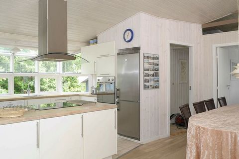 Auf einem großen, abgeschirmten Naturgrundstück mit Bäumen liegt dieses gepflegte Ferienhaus, in dem Sie Tischtennis, Billard, Tischkicker, Dart und Nintendo Wii spielen können. Die Sauna bietet sich dann zum Entspannen an. Ein großer verglaster Erke...