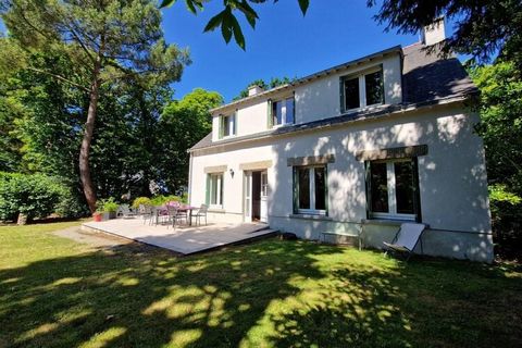 Spacious, tastefully furnished holiday home on a large, beautifully vegetated garden plot. The closed house is quietly located in a residential area above the beach of Kerfanny-les-Pins. The excellent comfort, with a spacious living room, 4 bedrooms ...