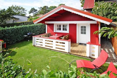Wonderfully cozy!! Swedish-style holiday home with every imaginable comfort in a small space on the outskirts of Plau am See and just a stone's throw from Plauer See. The cycle path that runs right in front of the house takes you effortlessly to the ...