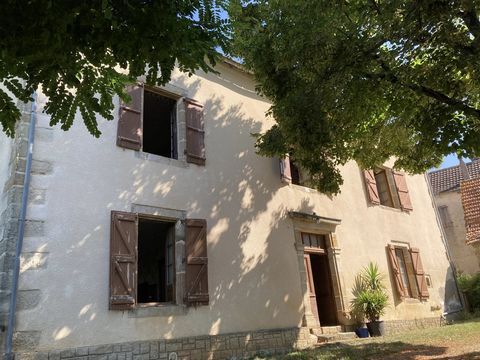 Rare opportunity to acquire this farmhouse, renovation project with outbuildings! The ensemble consists of an 18th century manor house of 250 m² of living space, with cellars and a large attic that could be converted into further habitable space (sub...