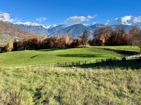 Situé au calme, dans un environnement champêtre et résidentiel, ce terrain constructible de 1200m2 environ offre de superbes vues dégagées, notamment sur la chaîne du Mont Blanc. Il permet la construction d'une ou plusieurs habitations et offre la po...
