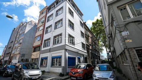 Verhuisklaar gebouw op 100 m van tramstation in İstanbul Fatih Het gebouw dat te koop staat is gelegen in Fatih, Karagümrük. Fatih is een van de oudste en meest gewortelde wijken van İstanbul met de bezienswaardigheden van verschillende beschavingen....